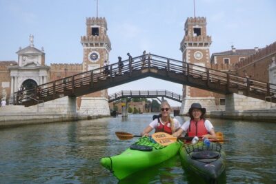 2 Hour Venice Canal Kayak Tour - Premium experience by day - The first phase: tutorial + getting your rhythm in a tandem kayak