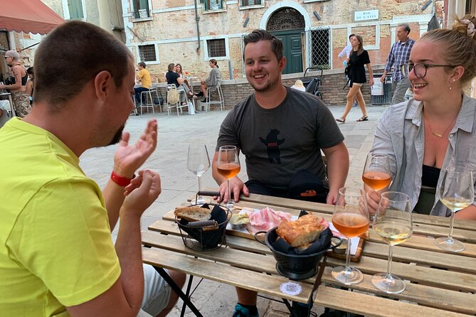 A Venetian Evening: Wine Tasting and Cicchetti with a Local Guide - Pacing and walk comfort: close stops, small bites, and the Venice weather reality