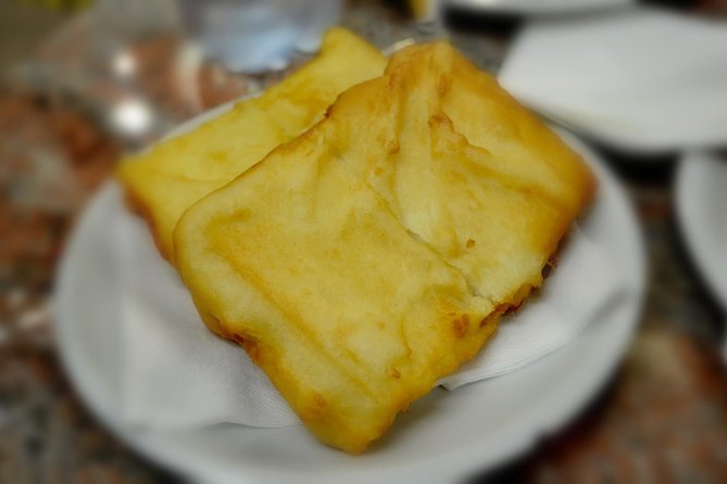 Brunetti's Venice: A Culinary Journey Through Leon's Mysteries - Crossing Rialto: Market Energy and Fried Fish with Prosecco