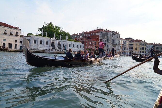Charming Gondola Ride on the Grand Canal & Gondola Gallery™ - Gondola Gallery and VR: Fun, but Use It Wisely
