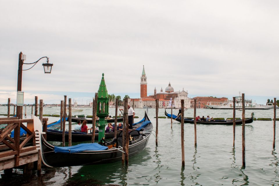 Classic Venice: 2-Hour Walking Tour with Basilica Entry - Bridge of Sighs: the prison link behind the name