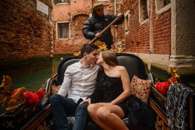 Luxurious Photoshoot in Venice - Meeting at Ponte di Rialto: What the Start Sets Up