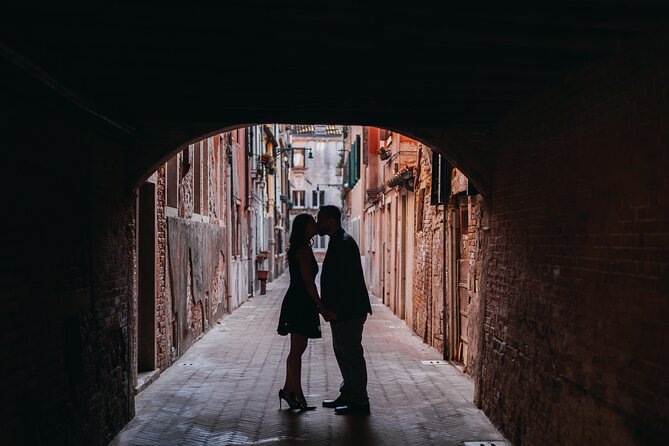 Photo shoot in Venice - Meeting point at Calle della Carità: simple start, no transfers needed