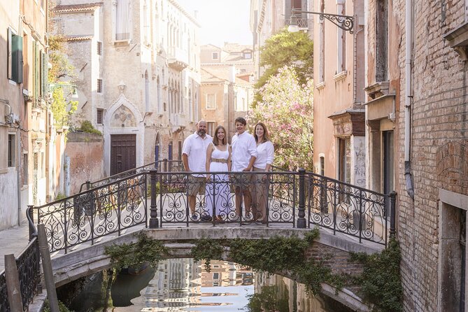 Private Gondola Ride and Photoshoot - Ponte di Rialto: ending at the iconic finish line