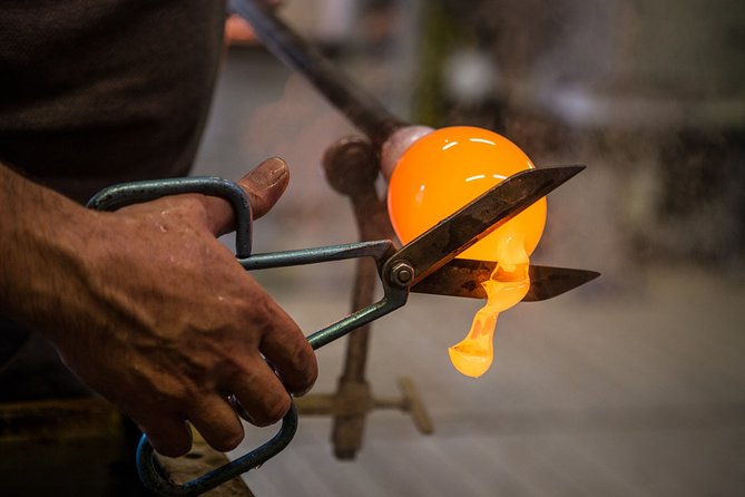 Private tour on Murano Island: discover the art of Artisanal Glassblowing - The glassblowing demonstration: what you’re really paying attention to
