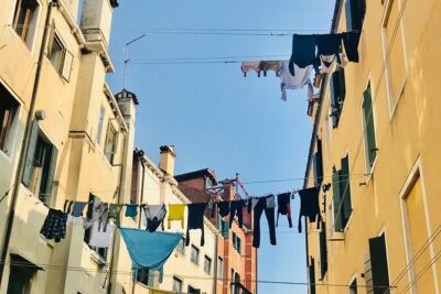 Small-Group Walking Tour of the Jewish Ghetto in Venice - Your guide: Lucia Bondetti and the storytelling style