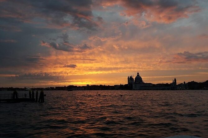 Sunset Traditional Boat Tour with Prosecco - San Giorgio Maggiore: a quieter stage for sunset