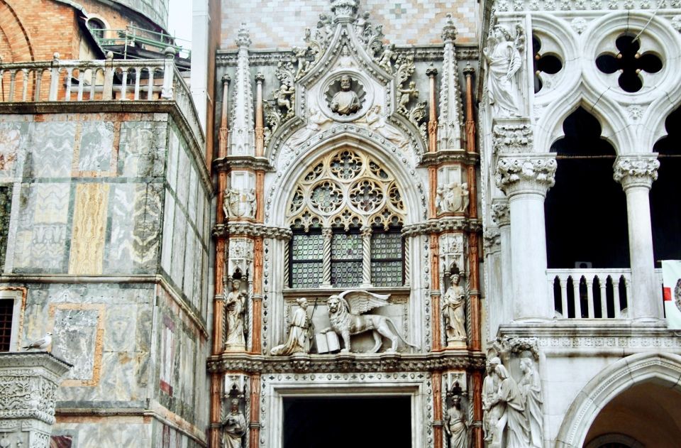Venice: 1-Hour The Doge's Palace Tour - Bridge of Sighs and the prisons: the tour turns darker