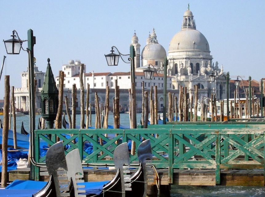 Venice: 30 min Gondola Ride on the Grand Canal with Guide - The guided stops: what each one adds to the experience