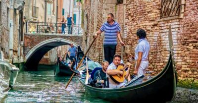 Venice: 30-Minute Gondola Ride on Grand Canal with Serenade - Shared vs Private Options and the Small-Group Reality