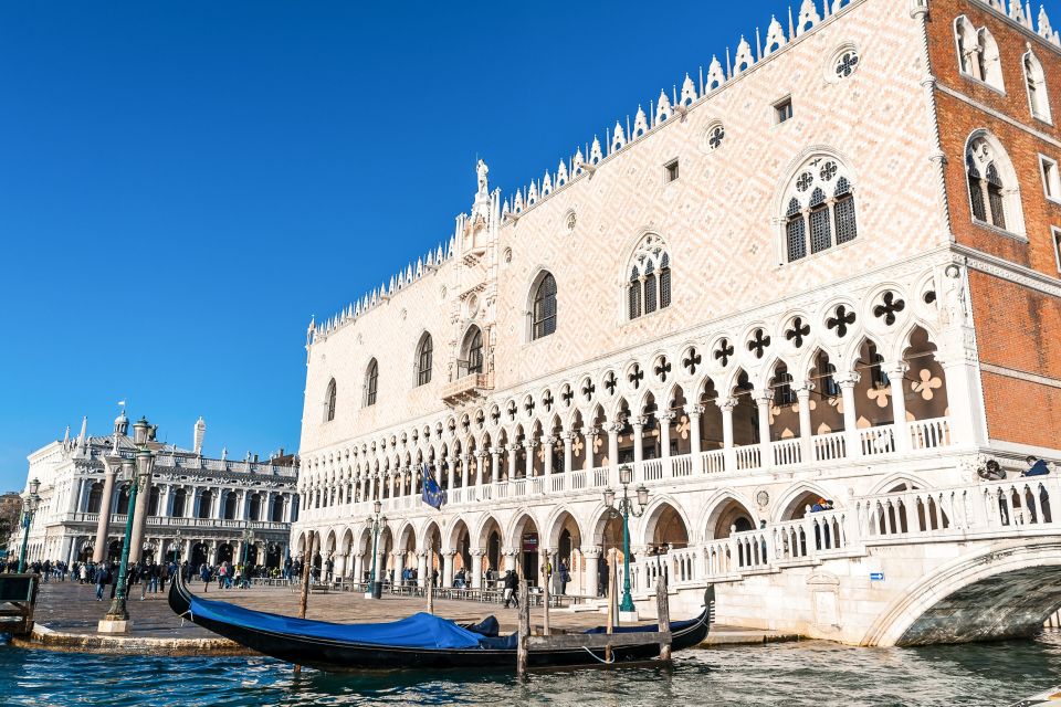 Venice: Basilica+ Doge's Palace+ Lagoon Islands-Guided Tour - Burano’s lace and painted houses: easy photos, real craft