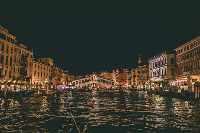 Venice by Night: Highlights & Hidden Gems Tour - Stop 5: Libreria Acqua Alta Area and Ponte dei Colafelzi