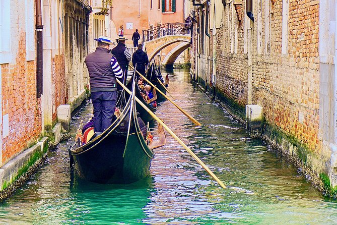Venice: Classic 30-Minute Gondola Ride Through the Canals - Timing your departure: morning vs afternoon vs sunset