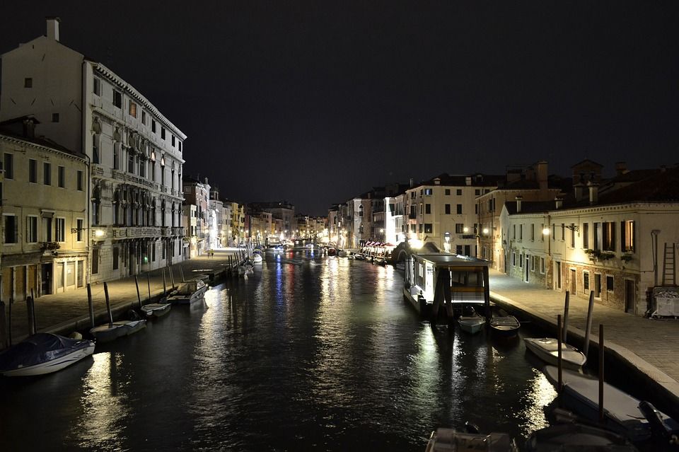 Venice: Private After Dark Tour and Gondola Ride - Bridge of Sighs and the gondola ride: the calm ending you came for