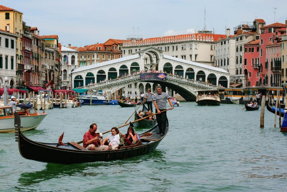 Venice: Private Gondola Cruise for up to 5 Passengers - What You’ll See: Palazzos, Bridges, and the Day vs Night Difference