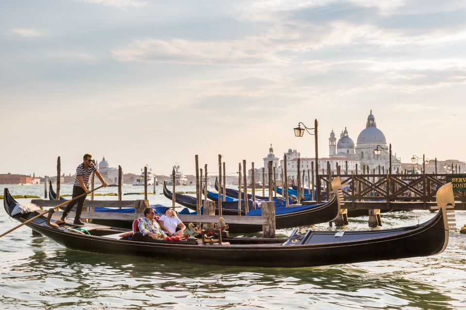 Venice: Shared Gondola Ride Across the Grand Canal - How long it really lasts: 30 minutes on paper vs. 25 in real life