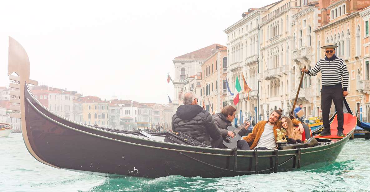 Venice: Shared Gondola Ride and Serenade - The “Shared” Part: How Many People and Gondolas You’ll Actually Get