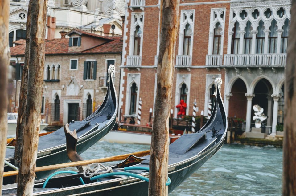 Venice: Shared Gondola Tour - Gondolier style and language: expect variety, not a scripted show