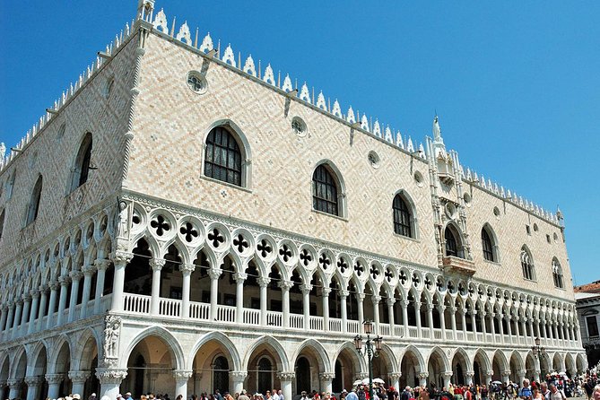 Venice Small Group Walking Tour of Most-Famous Sites &Attractions - Dorsoduro Start: Finding Your Guide at Campiello dei Squelini