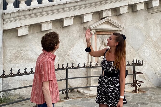 Welcome! Venice Sightseeing kickstart Tour with local guide, small group - Ponte di Rialto: A Hidden Corner View and Bridge Details You Miss Otherwise