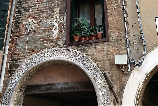 Welcome! Venice Sightseeing kickstart Tour with local guide, small group - San Marco Area at Street Level: Scala Contarini del Bovolo and Family Secrets