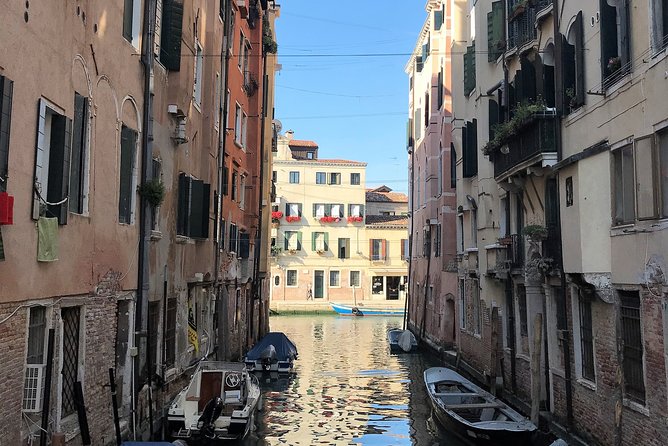 Welcome! Venice Sightseeing kickstart Tour with local guide, small group - Dorsoduro Views and the La Salute Black Plague Story